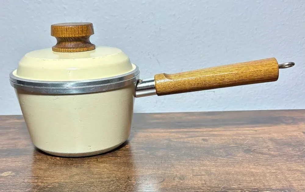 Vintage Club Classic 1 Aluminum 1 Qt Almond Stock Pot with a lid- Wood Handles